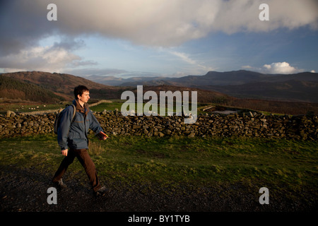 Walker unterwegs Mawddach oben Barmouth mit dem Fluss Mawddach unten und den Bergen des zentralen Wales in die Backgrond. Stockfoto