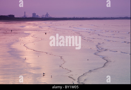 Blick vom Strand in Richtung Stahlwerk, Saltburn, Cleveland Stockfoto