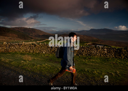 Walker unterwegs Mawddach oben Barmouth mit dem Fluss Mawddach unten und den Bergen des zentralen Wales in die Backgrond. Stockfoto