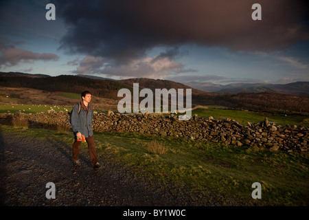 Walker unterwegs Mawddach oben Barmouth mit dem Fluss Mawddach unten und den Bergen des zentralen Wales in die Backgrond. Stockfoto