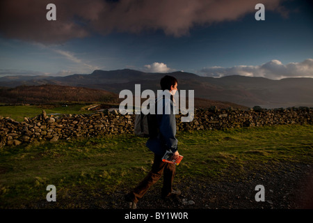 Walker unterwegs Mawddach oben Barmouth mit dem Fluss Mawddach unten und den Bergen des zentralen Wales in die Backgrond. Stockfoto