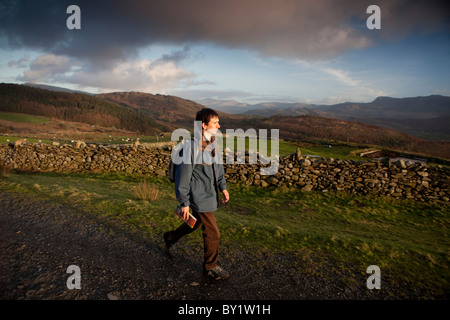 Walker unterwegs Mawddach oben Barmouth mit dem Fluss Mawddach unten und den Bergen des zentralen Wales in die Backgrond. Stockfoto