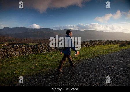 Walker unterwegs Mawddach oben Barmouth mit dem Fluss Mawddach unten und den Bergen des zentralen Wales in die Backgrond. Stockfoto