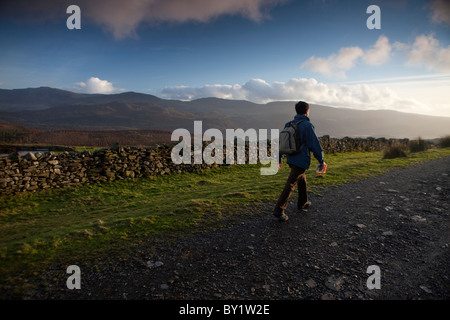 Walker unterwegs Mawddach oben Barmouth mit dem Fluss Mawddach unten und den Bergen des zentralen Wales in die Backgrond. Stockfoto