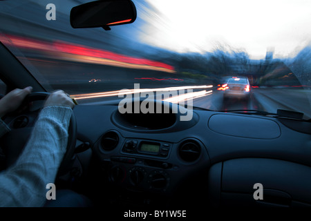 warten im Auto an einem Bahnübergang Stockfoto