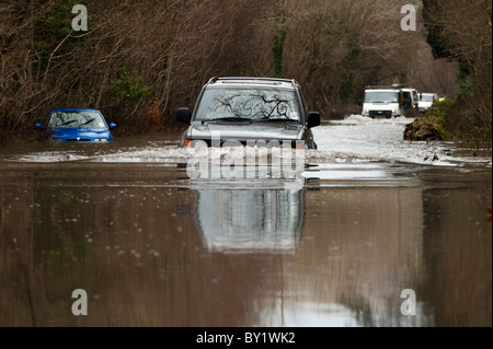 Ein 4 x 4 Auto fahren durch Überschwemmungen auf der A487 Straße in der Nähe von Machynlleth, Powys, wales 13. Januar 2011; Stockfoto