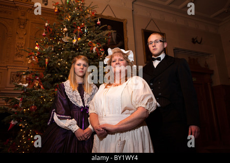 Großbritannien, England, Yorkshire, Leeds, Temple Newsam House, viktorianischen Weihnachtsevent kostümierten Mitarbeiter Stockfoto