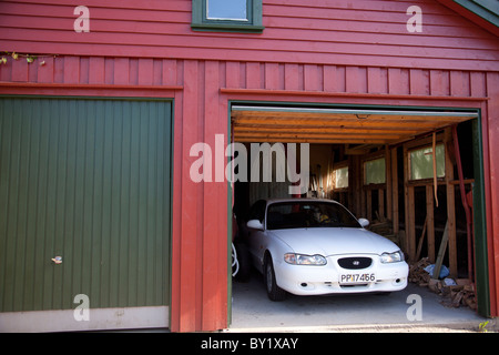 Weißes Auto in einer garage Stockfoto