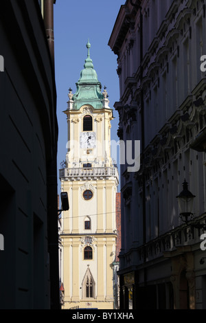 Das Rathaus gesehen von einer Gasse, Old Town, Bratislava, Slowakei Stockfoto