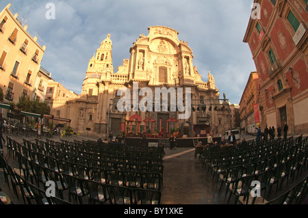 Sitzgelegenheiten für The Three Kings, Los Reyes Magos Krippenspiel, Plaza Belluga mit Murcia Kathedrale im Hintergrund. Stockfoto