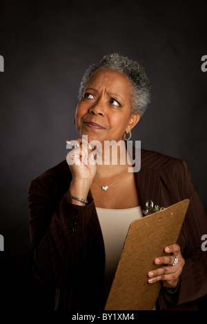 Afroamerikanische Frau mit Zwischenablage Stockfoto