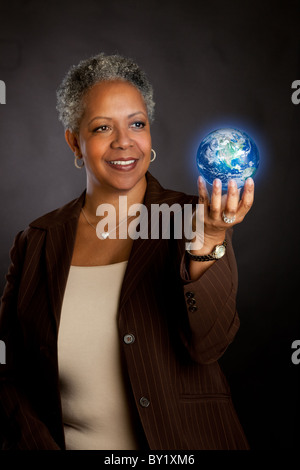 Afroamerikanische Frau halten Globus Stockfoto