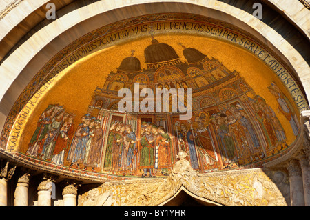 Übersetzung des Körpers von St Mark Mosaik in Basilika Saint Marks - Venedig Stockfoto