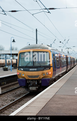 Erste Hauptstadt verbinden Klasse 365 sitzt auf der Plattform einer Haltestelle Ely, Cambridgeshire Stockfoto