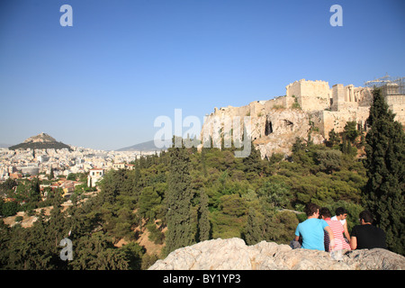 Jugendlichen in den späten Nachmittag mit Blick auf den Hügel der Akropolis von Athen oder Zitadelle von Athen und Übersicht von Athen, Griechenland Stockfoto