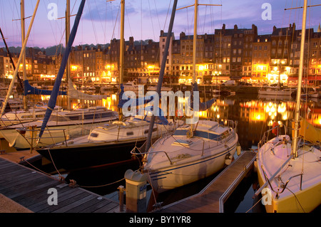 Nahe Hafen-Szene mit Jachthafen und Hafen-Restaurants. Honfleur, Normandie, Frankreich. Stockfoto