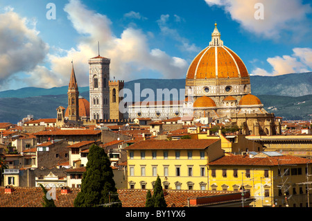 Dach Blick von oben auf die belll Turm und Kuppel des Doms von Florenz, Italien Stockfoto