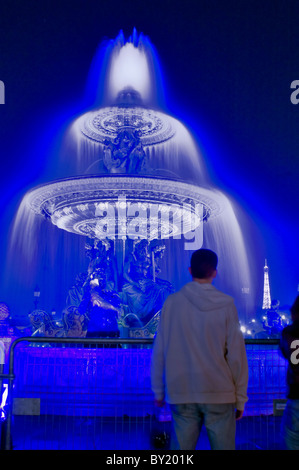 Paris, Frankreich, öffentliche Veranstaltungen, Nuit Blanche, spezielle Lichteffekte auf Wasser-Brunnen auf der Place De La COncorde. Stockfoto