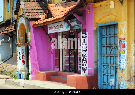 Eine bunte Gewürzgeschäft in Kochi in Indien Stockfoto