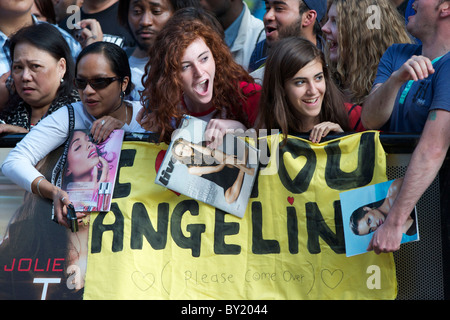 Fans für Autogramme von Angelina Jolie bei der Premiere von "Salt" Geschrei am 16. August 2010, an das Reich, Leicester Square Stockfoto