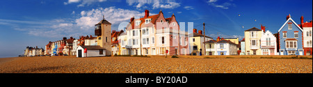 Meer-Häuser und Kies Strand von Aldeburgh - Suffolk - England