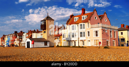 Meer-Häuser und Kies Strand von Aldeburgh - Suffolk - England