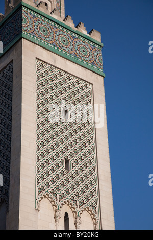 Nahaufnahme des Turms der Zentralmoschee in Paris, Frankreich Stockfoto