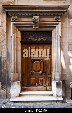 Eine Tür zu einem Gebäude in der Genfer Altstadt in der Nähe der Kathedrale St. Pierre, Schweiz Stockfoto