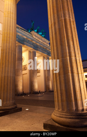 Deutschland, Berlin, Brandenburger Tor während des Festival of Lights Dämmerung beleuchtet Stockfoto