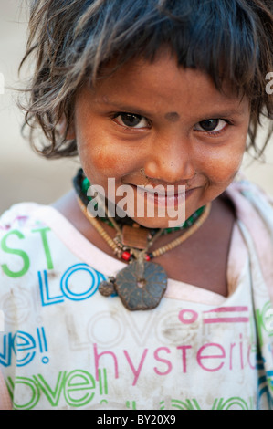 Glückliche junge Armen untere Kaste indischen Straße Mädchen lächelnd trägt ein T-Shirt mit bunten Liebe Design. Andhra Pradesh, Indien. Selektiver Fokus Stockfoto