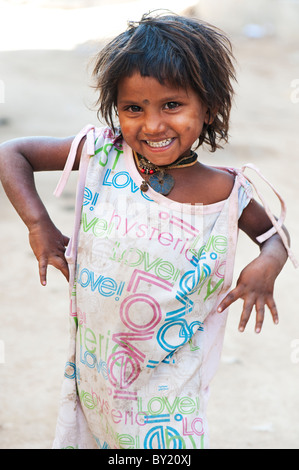 Glückliche junge Armen untere Kaste indischen Straße Mädchen lächelnd trägt ein T-Shirt mit bunten Liebe Design. Andhra Pradesh, Indien Stockfoto