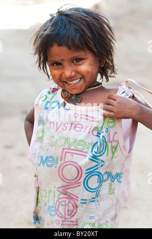 Glückliche junge Armen untere Kaste indischen Straße Mädchen lächelnd trägt ein T-Shirt mit bunten Liebe Design. Andhra Pradesh, Indien Stockfoto