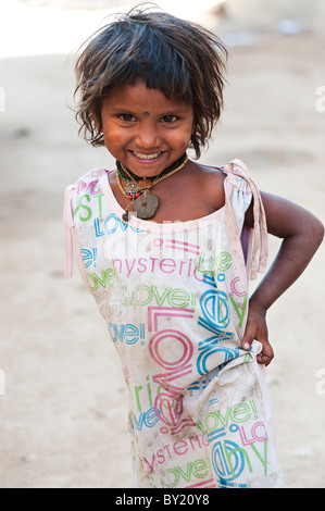 Glückliche junge Armen untere Kaste indischen Straße Mädchen lächelnd trägt ein T-Shirt mit bunten Liebe Design. Andhra Pradesh, Indien Stockfoto