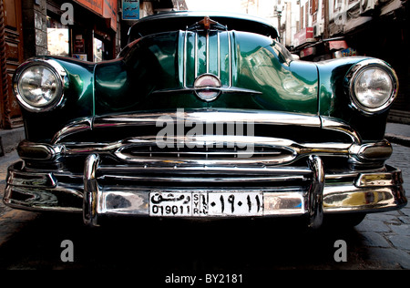 Ein Oldtimer aus den 50er Jahren, der auf der Straße im Viertel Bab Touma im alten Damaskus in Syrien geparkt ist. Stockfoto