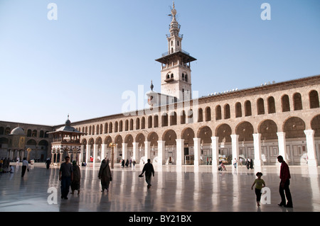 Syrische muslimischen Gläubigen im Innenhof der Umayyaden Moschee in der Altstadt (Medina) von Damaskus, Syrien. Stockfoto