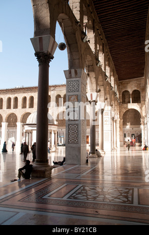 Syrische muslimischen Gläubigen im Innenhof der Umayyaden Moschee in der Altstadt (Medina) von Damaskus, Syrien. Stockfoto