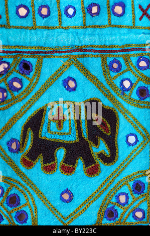 Indische handgefertigte bunte Stoffbeutel mit Elefant Design. Andhra Pradesh, Indien Stockfoto