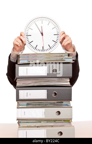 Business-Frau im Büro mit Ordner-Stacks ist unter Zeitdruck. Isoliert auf weißem Hintergrund. Stockfoto