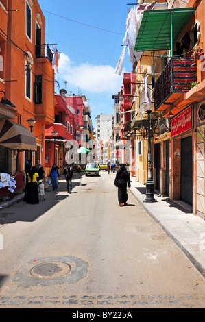 Straßenszene in Alexandria, Ägypten zeigen die bunten Gebäude. Stockfoto