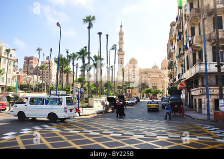 Alexandria, Ägypten Straßenszene mit der Abu El-Abbas El-Mursi-Moschee im Hintergrund. Stockfoto