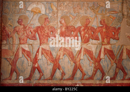 Antike Schnitzereien in den Tempel der Hatschepsut, in der Nähe von Luxor, Ägypten. Stockfoto