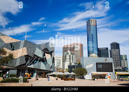 Australien, Victoria, Melbourne.  Federation Square mit Southbank und der Eureka Tower im Hintergrund. Stockfoto