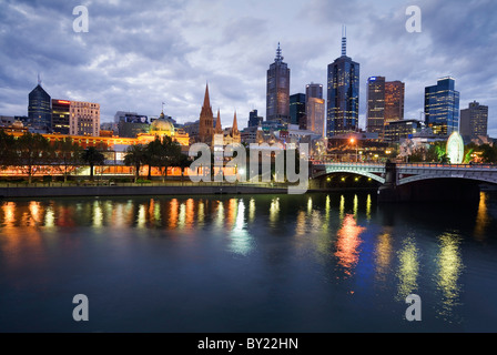 Australien, Victoria, Melbourne.  Yarra River und die Stadt Skyline bei Nacht. Stockfoto