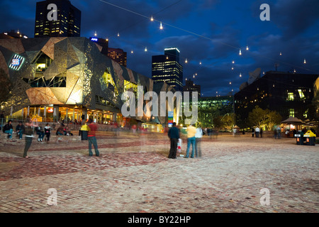 Australien, Victoria, Melbourne.  Federation Square bei Nacht. Stockfoto
