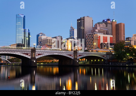 Australien, Victoria, Melbourne.  Princes Bridge am Yarra River, mit der Skyline der Stadt in der Dämmerung. Stockfoto