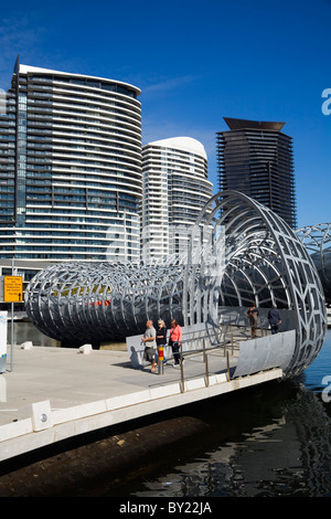 Australien, Melbourne, Victoria, Docklands.  Webb Dock Bridge - Design wurde von Aborigines Koorie Reusen inspiriert. Stockfoto