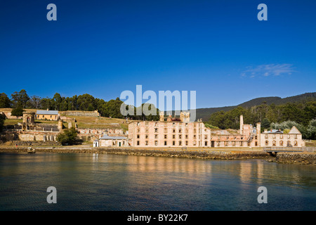 Australien, Tasmanien, Tasman Halbinsel Port Arthur.  Blick über Mason Cove in die Strafanstalt und Ruinen in Port Arthur Stockfoto