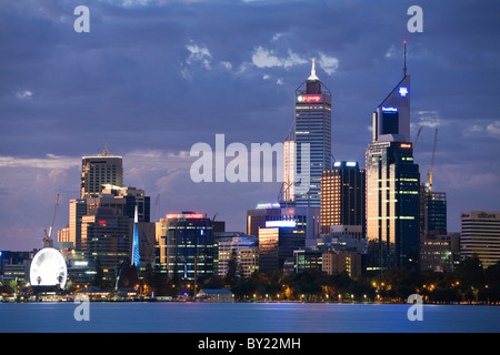 Australien, Western Australia, Perth.  Die Swan River und die Stadt Skyline in der Abenddämmerung. Stockfoto