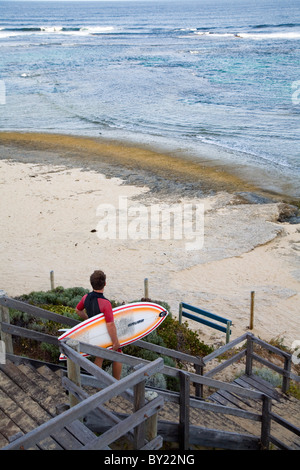 Australien, Western Australia, Leeuwin Naturaliste Nationalpark, Margaret River.  Ein Surfer-Heads auf Surfer Punkt für eine Stockfoto