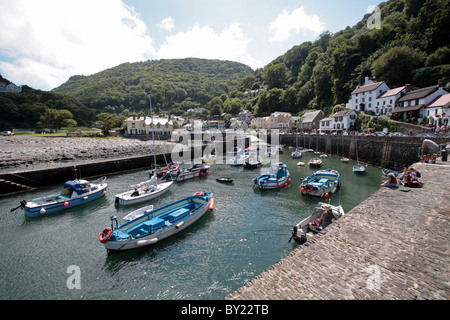 England, Devon, Lynmouth. Der Hafen bei Flut von der Slipanlage im Sommer gesehen. Stockfoto